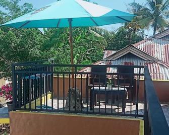 Cowang Dereng Home Stay - 拉布漢巴焦 - 陽台