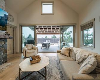 Wilderness Club Golfer's Cottage w/ Hot Tub! - Eureka - Living room