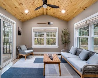 Riverside Retreat! - West Lafayette - Living room