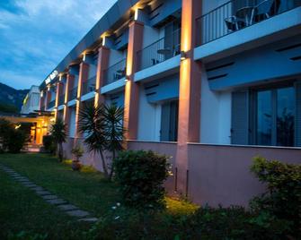 Violetta - Kamena Vourla - Bâtiment