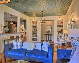 Beautiful Hill Country Cottage - Walk to Downtown! - Comfort - Sala de estar