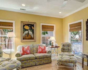 Little Beach Cottage - Tybee Island - Living room