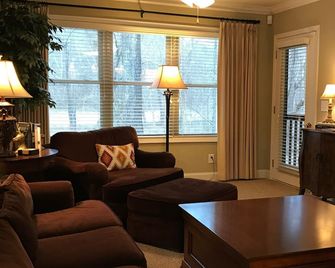 Downtown & on the River, Luxury 1-Bedroom Condo - Helen - Wohnzimmer