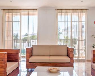 Aquamar Albufeira Aparthotel - Albufeira - Living room