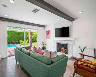 Sunny Days Ahead - Your Private Palm Springs Getaw - Palm Springs - Living room