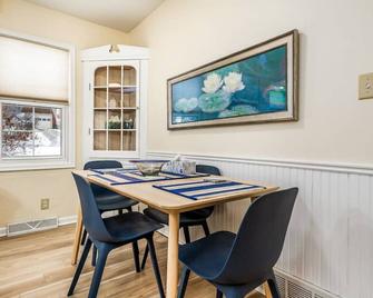 Oaklie's Bungalow - Charming Home in Dubuque - Dubuque - Dining room