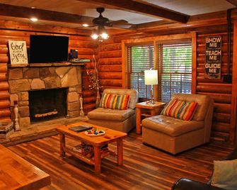 Peaceful Escape In The Smokies-Hot Tub/Wifi/Fireplace - Hemlock Haven - Townsend - Living room