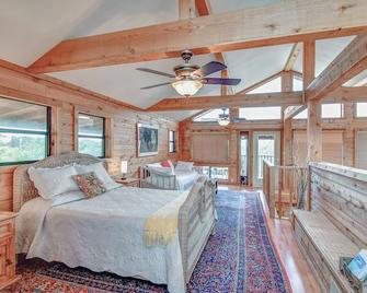 Mata'Zamo Cowboy POOL cliffside cabin, 900 acres w/trails, farm animals, hiking - Glen Rose - Camera da letto