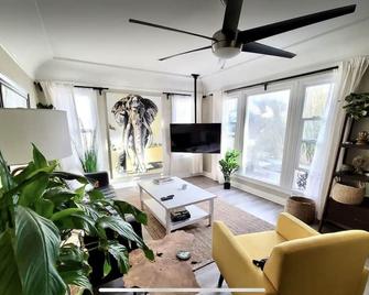 deluxe double bedroom in a central two bedroom duplex - Los Angeles - Olohuone