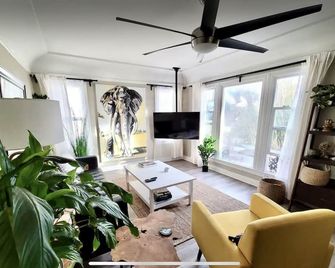 Spacious two bedroom, duplex, centrally located - לוס אנג'לס - סלון