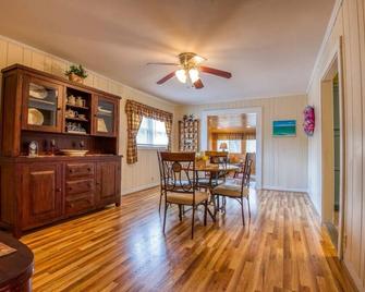 Cozy Dog-Friendly Home with WiFi - Albany - Comedor