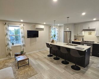 The Country Guest House - Bowmanville - Kitchen