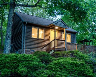 Bee Mountain Cabin fireplace, kitchen, jacuzzi - Lyndhurst - Building