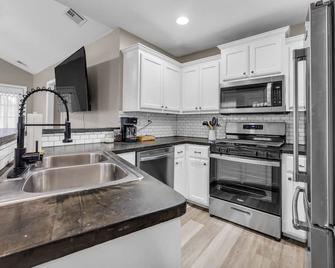 Spacious 3br Home With King Bed In Prime Location - Owasso - Kitchen