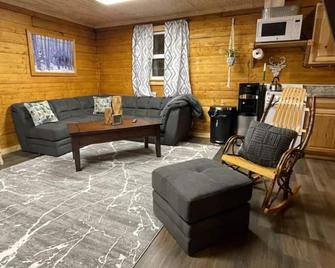 Rustic Cabin at 17.5 Chena Hot Springs Rd. - Fairbanks - Sala de estar