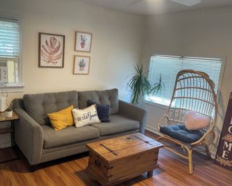 Ideal Beach Cottage - Jersey Shore Visitors, Fifa Fans, Netflix Community - Middletown - Living room