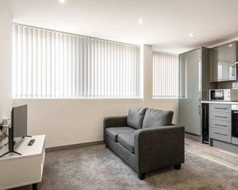 Charming 1 Bedroom Apartment in Yeadon - Yeadon - Living room