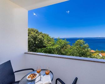 Apartment Stara Baska Near The Sea - Stara Baška - Balcón