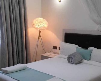 Azania Sana Homes Opposite Movenpick Hotel 3 minutes to Sarit Centre - Nairobi