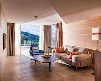 DoubleTree Resort by Hilton Penang - Batu Ferringhi - Living room