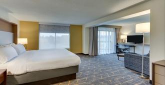 Holiday Inn Staunton Conference Center - Staunton - Bedroom