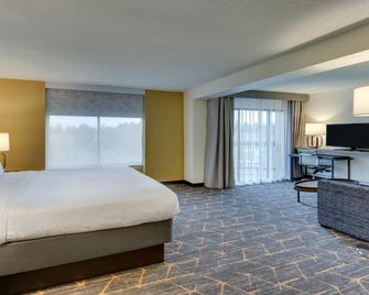 Holiday Inn Staunton Conference Center - Staunton - Bedroom
