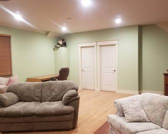 Newer 5 bedroom house less than half a block from lake, sleep 10 - Kelowna - Living room