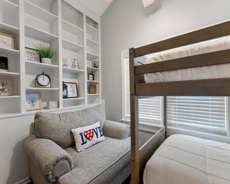 Bluegrass Getaway Suite Downtown Bowling Green! - Bowling Green - Bedroom