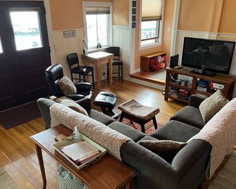 Wonderful rustic lake house on Cayuga Lake only 2.5 miles from downtown Ithaca! - Ithaca - Living room