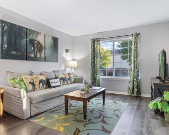 2bdrms/1.5bath-5beds/Quiet/Laundry/Jungle Theme/FREE Wifi/Sleep6 - Montgomery - Sala de estar