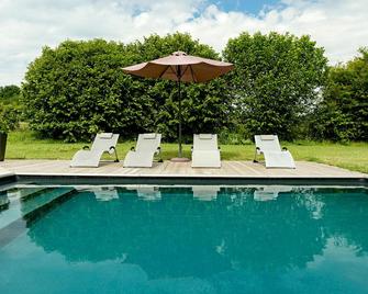 Chateau La Mothe du Barry - Saint-Jean-de-Blaignac - Pool