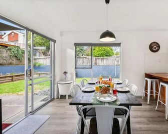 True Blue - Taupo Holiday Home - Taupo - Comedor