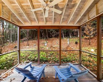 Lovely wooded home with deck, enclosed porch - dog-friendly - Quechee - Balcony