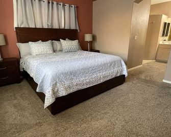 Quiet Golf Community Home: 3 Bedroom - 2 Bath W/Private Non-Heated Pool - Fort Mohave - Bedroom