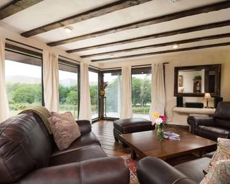 Red Mountain Villa: a riverfront property in Washington State wine country. - Benton City - Living room