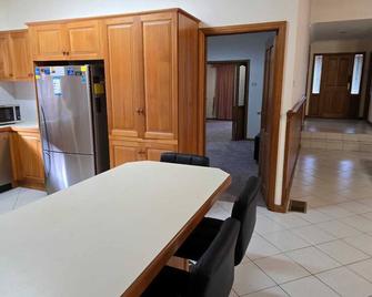 Serene Escape in Altona Meadows - Altona Meadows - Dining room