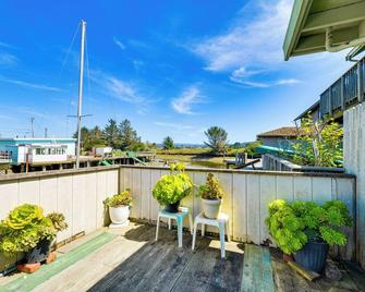 Peaceful Eureka Beach Cottage with 30-Foot Dock - Eureka - Balcony