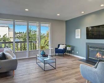 Whole Home Walk to Fred Hutch Bright 2BR Sleeps 6 - Seattle - Living room
