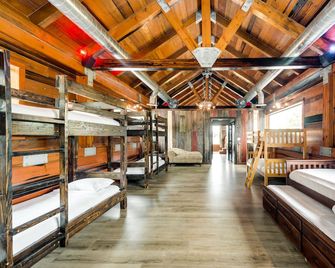 Coyote Creek Ranch - Rustic Family Reunion Ranch Or Wedding Venue - Cleburne