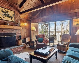 Lakeside Getaway - Lake Access & Firepit - Wolfeboro - Sala de estar