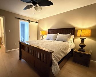 Charming 3-bedroom townhome with AC, WiFi in fabulous Gaithersburg - Gaithersburg - Bedroom