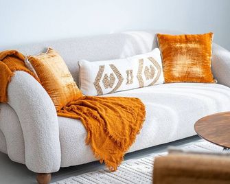 Gorgeous 1 Bed Apartment in Blue Bay Walk - Umm Al Qaiwain - Sala de estar