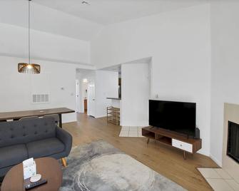 Superhost 5 Star Serv Spacious 1 Bedroom U005 - Spring Valley - Вітальня