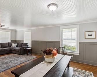 Charming Downtown Mccloud Retreat 2 Bedroom Home - McCloud - Sala de estar
