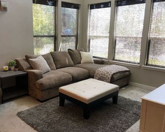 Amazing 3Bed Townhome in Farmington, Located minutes from Lagoon - Farmington - Sala de estar