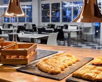 Afroditi Venus Beach Resort - קאמארי - מסעדה