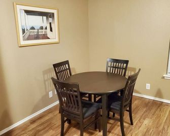 Lackland 5 min Riverwalk 15 min SeaWorld 20 min - San Antonio - Dining room