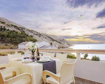 Sladana direct at the beach - Metajna - Balcón