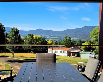 Khancoban Getaway. Modern 3-bedroom home backing onto 9-hole golf course. - Khancoban - Balcón