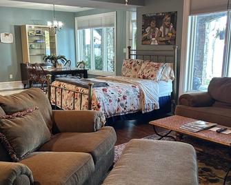 Lakefront Apartment with Beautiful Lake Norman Views - Mooresville - Living room